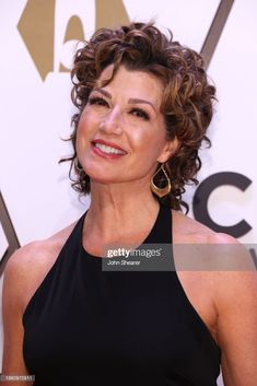 Amy Grant Hairstyles, Amy Grant Hair, Thick Curly Hair With Bangs, Shaggy Curly Hair Short With Layers, Body Perm Short Hair, Shaggy Short Curly Hair, Naturally Wavy Hair Cuts, Shaggy Curly Hair, Body Perm