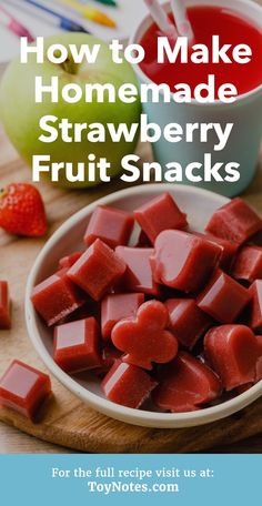 how to make homemade strawberry fruit snacks with text overlay that reads, how to make homemade strawberry fruit snacks