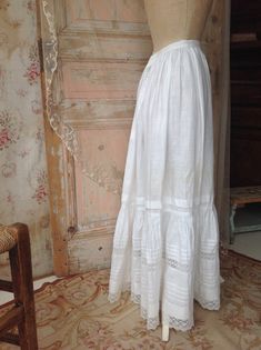 pure linen petticoat skirt with lace flounce made in the 1910s this is a very strong petticoat with pin tuck work and bobbin lace there is room to make the skirt 5 cm longer ( 2") waist 60 cm  23,5" length  94 cm  37" there is an era with some discoloration Vintage White Bottoms For Wedding, Vintage Full Skirt Bottoms With Ruffles, Fitted Lace Trim Cottagecore Skirt, Fitted Cottagecore Skirt With Lace Trim, Vintage Gathered Skirt For Wedding, Vintage Wedding Skirt With Gathered Details, Winnie Foster, Petticoat Pattern, Vintage Style Aprons