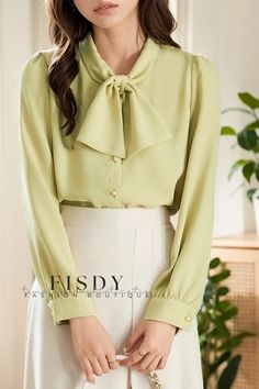 Fisdy - Camisa de manga larga Urban Fashion: Elegante diseño de pajarita verde en un look elegante y de tendencia Modern Urban Style, Bow Tie Shirt, Green Bow Tie, Tie Design, Green Bows, Modern Urban, Urban Style, Urban Fashion, Types Of Collars