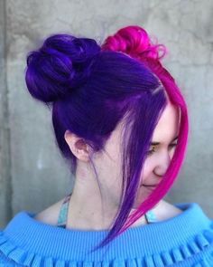 As mechas frontais e o visual split hair são os desejos da temporada. Acesse e saiba tudo sobre o cabelo bicolor! Two Different Hair Colors On Each Side, Pink And Purple Hair, Two Color Hair, Princess Hairstyle, Split Dyed Hair, Cute Hair Colors, Split Hair, Boring Hair, Punk Hair