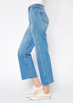 Queen wide-leg crop jeans in Lawrence. Perfected high-rise wide-leg crop. The fit is designed to flatter every shape with its adjustable waistband and sculpting back yoke, giving you a polished and modern silhouette. Model is 5'10" wearing size 26. Approx. Rise 12" Inseam 28"Approx. Knee 18 1/2" Leg Opening 20 1/2" 100% Cotton Made in USA Fits true to size. Cropped Wide Leg Jeans, Jumpsuit Jacket, Kick Flares, Adjustable Waistband, Crop Jeans, Fashion 2020, Cropped Denim, Denim Top, Cropped Jeans