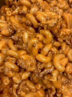 close up view of macaroni and cheese with meat