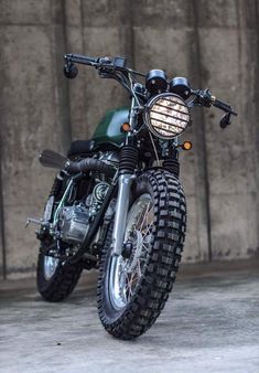 a black motorcycle parked in front of a building