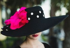 Black Derby hat with large brim (shown 6 brim; also available 5 brim) toyo straw trimmed with wide black and white polka dot ribbon (or your choice of solid black). The gorgeous bright hot pink silk poppy trim is this seasons color and perfect color to punch your basic black outfit for the Derby or Kentucky Derby Hats Diy Funny, White Derby Hat, Black Hats, Creative Clothing