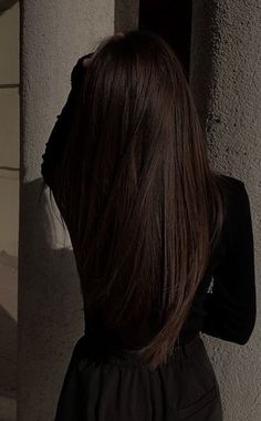 Pelo Cafe, Brunette Aesthetic, Black Hair Aesthetic, Beautiful Black Hair, Girl With Brown Hair, Long Dark Hair, Hairstyles For Medium Length Hair, Long Brown Hair, Chic Hairstyles