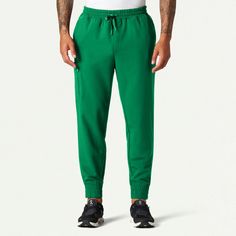 Cobot Classic Scrub Jogger in Emerald Green is a contemporary addition to men's medical outfits. Shop Jaanuu for scrubs, lab coats and other medical apparel. Green Pants Men, Medical Outfit, Lab Coats, Polo Top, Scrub Sets, Body Temperature, Scrub Pants, Scrub Tops, Emerald Green