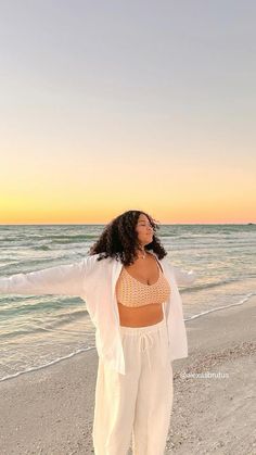 Curvy Girl Beach Outfit, Beach Sunset Photoshoot, Roasting People, Plus Size Beach Outfits, Mexico Vacation Outfits, Beach Girl Outfits, Plus Size Posing, Sunset Photoshoot