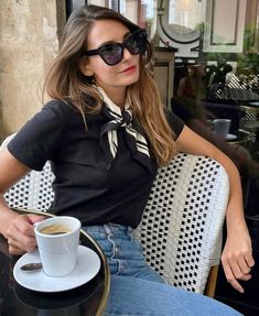 Neck Scarf Outfit, Look Hippie Chic, Looks Adidas, Money Fashion, Style Parisienne, Fest Outfits, Mode Hippie