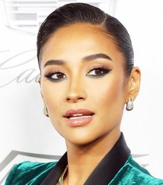 These Are Byrdie's Favourite Celebrity Beauty Looks of 2018 Looking Beautiful Comments, Best Foundations, Eye Makeup Looks, Best Eye Makeup, Shay Mitchell, Beauty Looks, Trendy Makeup, Trendy Hair Color, Face Card