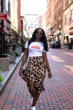 Wallpaper Nike, Printed Skirt Outfit, Rock Outfit, Leopard Print Skirt, Skirt And Sneakers, Skirt Maxi, Nike Leggings, Brunch Outfit