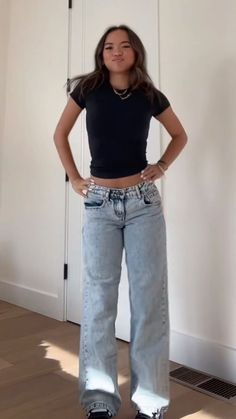 Laid Back Outfits Women, Jeans Back To School Outfits, Fitted Black Shirt Outfit, Cute Trendy Jeans, Pretty Outfits With Jeans, Grey Low Rise Jeans Outfit, Black Fitted Shirt Outfit, Outfits W Jeans, Things To Wear With Black Jeans