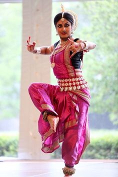 India has an amazing array of traditional dances, each with their own interesting cultural backgrounds. Bharatanatyam Poses, Cultural Dance, Belly Dancing Classes, Dance Photography Poses, Female Dancers