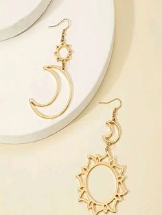 DescriptionAmy Fashion - Sun & Moon Vintage Exaggerated Dangle Earrings
Gender:Women
Material:Iron
Color:Yellow Gold
Amy Fashion Moon Vintage, Country Rings, Golden Sun, Alloy Earrings, Moon Design, Girls Earrings, Ear Jewelry, Sun Moon, Elegant Jewelry