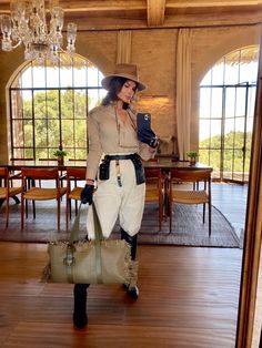 Luxury Safari Outfit, Safari Theme Outfit Women, Safari Looks Women, Archeologist Outfit, Safari Chic Outfits, Safari Costume Women, Archaeology Outfit, Desert Outfits Women