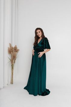 "Velvet Maternity Dress with Train made to fit your unique body. Every dress is made to order and can be customized by your measures to fit just right. The velvet fabric has very soft and pleasant texture with the satin glow. It creates the feeling of luxury and the right mood for celebration or a party. This wrap style is elegant and a great option for engagements photo sessions, bridesmaids and maternity sessions. ► Large color selection. We try to offer every possible color. (and you can alwa Hunter Green Bridesmaid Dress, Dark Green Velvet Dress, Velvet Dress Maxi, Velvet Bridesmaid, Evening Gala, 80s Prom Dress, Bridesmaid Dresses Boho, Velvet Bridesmaid Dresses, Green Velvet Dress