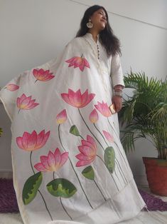 Hand painted lotus dupatta, handpainted pichwai dupatta, chanderi dupatta, handwoven dupata Painting Dupatta, Painted Dupatta, Fabric Colour Painting, Pichwai Art, Fabric Paint Shirt, Print Motifs, Saree Painting Designs, Fabric Paint Diy, Saree Painting