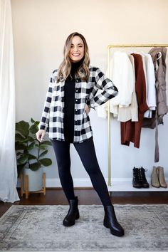 Flannel Shirt Outfit Women 2022, Plaid Shirt With Jeans, White Plaid Shirt Outfit, Black And White Flannel Outfit, Chelsea Boot Outfits Women, Botines Outfit, Layer For Winter, Flannel Shirt Outfit, Outfits Leggins