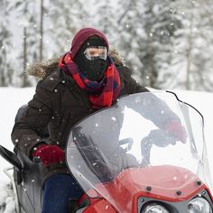 Vår Full Face Protection Anti-Fog Face Mask tilbyr fullstendig ansiktsdekning og har en utvidet øredel for eksepsjonell vind- og kuldebeskyttelse.
Denne masken er perfekt for utendørsaktiviteter som motorsykling, sykling, ski, snowboard, fjellklatring, fotturer eller bare å trosse kalde værforhold. Hold deg varm og beskyttet, uansett eventyr!

Hvorfor du vil elske det




ULTIMAT BESKYTTELSE OG ALLSIDIGHET: UV-stråler, vind, støv, kuldegrader, snø, sludd, regn og andre elementer er ingen match. Du kan bruke denne balaclavaen som helmaske, åpen balaclava, halvt skihodeplagg eller halstørkle alene, under en hjelm, med briller eller vernebriller.


MATERIAL: Hodeplagg med full ansiktsbeskyttelse er laget av superfin polarfleece. Polarfleece gir ekstra varme og beskyttelse, selv når temperatur