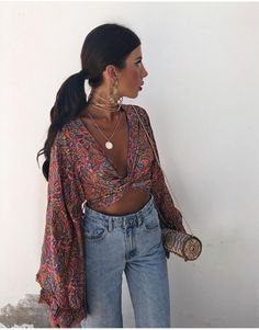 Summer Jeans And Heels Outfit, Going Out Boho Outfits, Boho Fashion Trends 2023, Boho Halloween Outfit, Flirty Style Outfits, Boho Going Out Outfit, Boho Urban Outfits, Minimalist Boho Outfits, Hipster Style Outfits Women