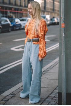 Burnt Orange Outfits, Orange Outfits, Denim Street Style, Orange Fits, Orange Outfit, Dark Tan, Light Wash Denim, Light Orange, Denim Outfit