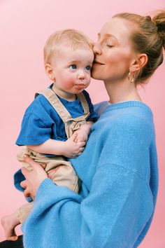 Mutter und Sohn vor einem rosa Fotohintergrund im Fotostudio. Family Portrait Poses, Happy Clothes, Portrait Poses, Happy Colors, Modern Family, Family Photoshoot, Studio Photography, Family Portraits, Kids And Parenting