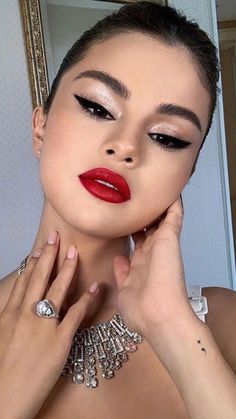 Selena Gomez Makeup, Red Carpet Makeup, Red Lipstick Makeup, Hollywood Makeup, Celebrity Makeup Looks, Red Lip Makeup, Red Makeup