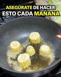 three corn cobs are being cooked in a skillet on the stove with text that reads, asegurate de hacer esto cada manana