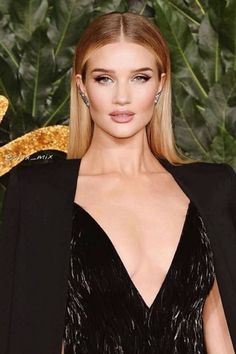 Natural Dramatic: Rosie Huntington Whiteley Style | Filosofashion Fashion Blog Sleek Formal Hairstyles, Rosie Whiteley, Western Hairstyles, Natural Dramatic, Rosie Huntington Whiteley Style, Dramatic Hair, Dramatic Style, Rosie Huntington