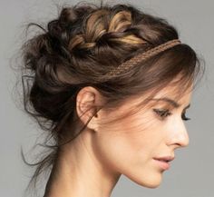 Je hebt de perfecte party look gescoord maar je hebt nog niet nagedacht over je haar? Wij selecteerden de 50 mooiste feestkapsels! Updo With Headband, Loose French Braids, Halo Braid, Kelly Osbourne, Hair Cute, Braided Hairstyles Updo, Trending Hairstyles