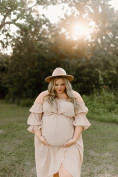 Maternity Photography Ideas Plus Size, Maternity Photo Shoot Plus Size, Maternity Photos For Plus Size Women, Winter Maternity Pictures Plus Size, Maternity Photography Bigger Women, Curvy Maternity Photography