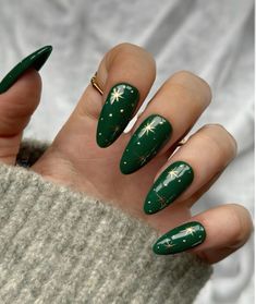 Forest Green Nails With Design, Green Nails With Snowflake Design, Winter Nails Green Gold, Xmas Green Nails, Nails Christmas Designs Green, Discreet Christmas Nails, Forest Green Nails Christmas, Dark Green Xmas Nails, Christmas Nails Gold And Green