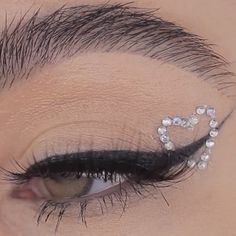 Rhinestone Make Up Looks, Hslot Makeup Ideas, Eye Rhinestones Make Up, Make Up Rhinestones, Hslot Makeup, Heart Eye Makeup, Eye Makeup 2023, Rhinestones Makeup, Gem Makeup