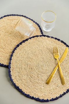 Introducing the Raffia Round Table Placemats - the perfect addition to your dining table decor! Handmade using crochet techniques, these placemats are crafted from natural fibers and boast a unique and colorful design that will impress your guests and elevate your dining experience. Each placemat is carefully crafted by skilled artisans and features a vibrant pink and orange color scheme that adds a pop of color to your dining room. The intricate crochet design of these placemats not only adds b Round Table Placemats, Placemat Crochet, Aura Blue, Placemats For Round Table, Orange Color Schemes, Intricate Crochet, Blue Napkins, Table Placemats, Woven Raffia