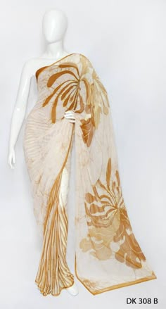 @buddhibatiks Sri Lankan Designer Darshi kirthisena's label Batik Saree Designs, Bathik Saree, Batik Saree, Saree Jacket, Bridal Dresses Vintage, Shibori Sarees, Saree Jackets, Designer Sarees Wedding