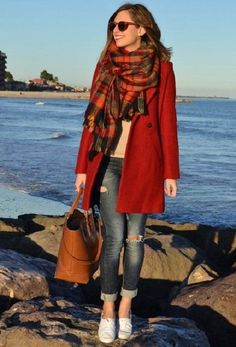 Los 15 outfits que se ven fantásticos usando bufandas Mantel Outfit, Mode Mantel, Coat Outfit, Dress Well, Red Coat, Casual Work Outfits, Outfits Winter, Coat Outfits