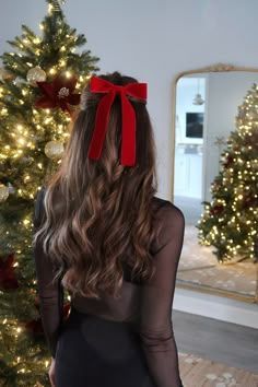 Hair Bow In Hair, Brunette Christmas Hair, Red Bow In Hair Aesthetic, Christmas Velvet Bows, Christmas Bow In Hair, Hair Ideas Christmas, Red Hair Bow Outfit, Red Hair Bow Aesthetic, Trending Holiday Outfits