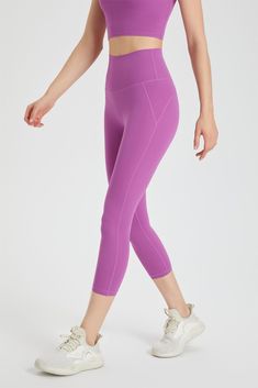 Excellent pour traîner à la maison ou pour aller bruncher avec les filles, car nos leggings capri sans coutures vous garderont confortable et classique. Associez nos leggings à un haut tunique stylé, une paire d'escarpins et vous serez prête pour le brunch des filles. Ces leggings sont également parfaits avec votre sweat-shirt oversize préféré pour cette soirée devant le feu avec un bon livre.
Parfait pour le yoga, les exercices de gym, le fitness, la course, tout type d'entraînement ou à porter Oversize Sweatshirt, Shirt Oversize, Yoga Capris, Capri Leggings, Oversized Sweatshirt, Active Lifestyle, Red Poppies, Running Errands, Women's Leggings