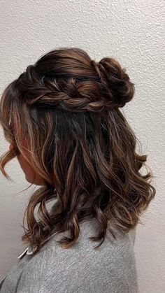 Fancy Hairstyles Medium Length, Fancy Ponytail Hairstyles Short Hair, Short Hairstyle Women Fancy, Half Up Half Down Wedding Hair Medium Length, Shoulder Length Wedding Hairstyles, Hoco 2024, Sanggul Modern, Bridemaids Hairstyles, Hoco Ideas