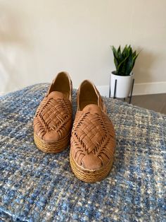 These huaraches were inspired by the classic Huaraches Mexicanos and espadrilles that I grew up with. These huarache shoes are made from 100% quality leather. The espadrille is 1 1/4 inches tall. Espadrille is made of rubber, not fabric. Full sizes only. They do run a little bigger so I would go half a size down if possible. If not, a heel gripper should do the trick. Price includes the $11 shipping fee. Example: I'm a 6.5 but wear a size 6 in these. If you have questions about sizing, please se Huaraches Mexican, Huarache Shoes, Tan Espadrilles, Mexican Sandals, Huaraches Shoes, Womens Espadrilles Wedges, Gifts For My Sister, Sandals For Women, Flat Espadrille