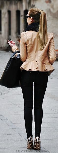 Love this! Ruffle Jacket, Jacket Zipper, Elegante Casual, Jacket Long, Looks Chic, Sleeve Jacket