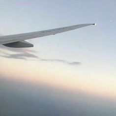 the wing of an airplane flying in the sky