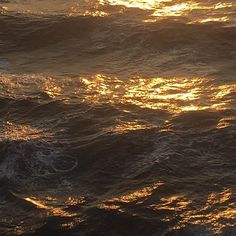 the sun is setting over the ocean waves