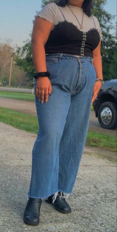 Stylish and unique bootcut Jeans Designs And Ideas For Girls Plus Size Layered Outfits, Straight Cut Jeans Outfit, Medium Size Girls Outfits, Boot Cut Jeans Outfit, Jeans Midsize, Midsize Aesthetic, Plus Size Teen, Outfit Black And White, Plus Size Baddie