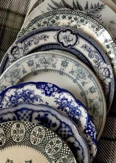 a stack of blue and white plates sitting next to each other