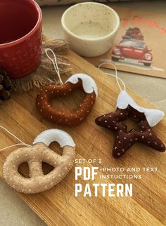 Easy Hand Sewing, Christmas Felt Ornaments, Sewn Christmas Ornaments, Felt Toys Diy, Digital Tutorial, Felt Toys Patterns, Photo And Text, Christmas Felt, Felt Pattern