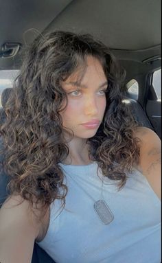 Wavy Curly Hair Cuts, Hair 2023 Trends, Hair Color Ideas Balayage, 2023 Haircut Trends, Haircut Trending, Short Layered Curly Hair, Womans Hair, Ideas New Year