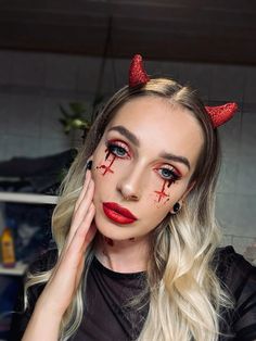 Devil make up Devil Makeup Ideas Halloween, Devil Costume Hair Ideas, Easy Halloween Makeup Devil, Devil Costume Makeup Easy, Devil Girl Makeup Halloween, Devil Makeup Women, Devil Costume Women Makeup, Halloween Devil Outfit, Cute Devil Makeup Halloween