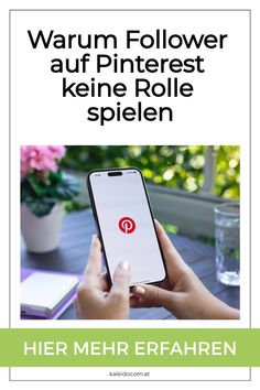 Smartphone in der Hand mit Pinterest-App auf dem Bildschirm, Text erklärt die geringe Bedeutung von Followern auf Pinterest.