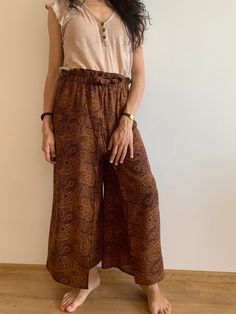 BUY 2 ITEMS GET 15% off at checkout   BUY 3 ITEMS GET 25% off at checkout  Beautiful vintage 90s paisley print wide leg pants for women which fit like size S/ M. These palazzo pants have a high elastic waistline. They have wide open legs, so these gaucho pants are super comfortable to wear. They are perfect for the summer with their flowy relaxed fit. These gorgeous summer alibaba pants will look awesome with a simple shirt in solid color, so you can get all eyes on you. You can wear these casua Hippie Brown Bottoms For Fall, Hippie Style Wide Leg Brown Bottoms, Brown Wide Leg Hippie Bottoms, Brown High-waisted Harem Pants With Elastic Waistband, Bohemian Bottoms With Paisley Print, Bohemian Long Pants With Paisley Print, Bohemian Wide-leg Paisley Print Pants, Bohemian Wide-leg Pants With Paisley Print, Bohemian Wide-leg Paisley Pants